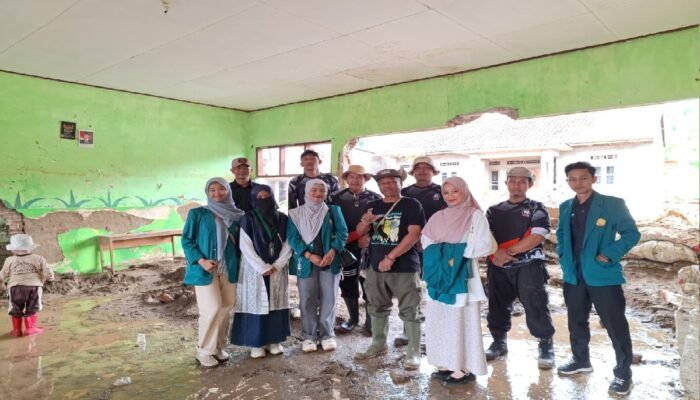 DEMA STAI Kharisma Cicurug Salurkan Donasi untuk Korban Bencana Alam Cisolok