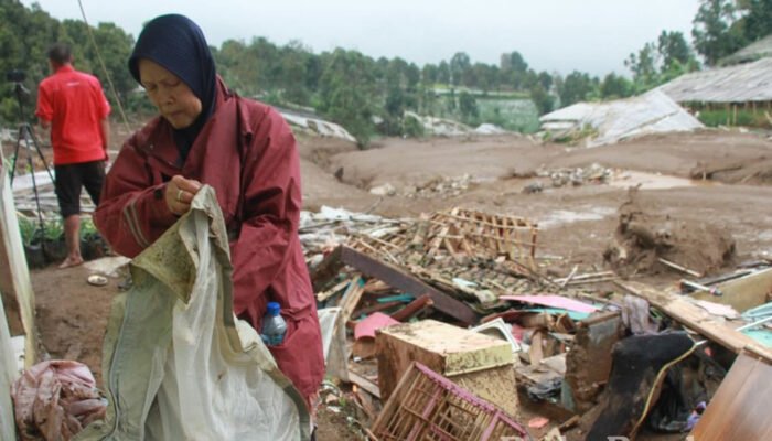 Longsor di Cisarua Bandung Barat, 34 KK Tertimbun
