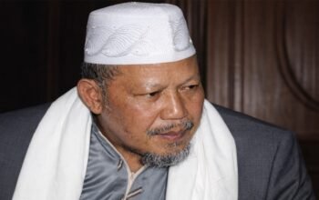 KH. Zezen Zainal Abidin Bazul Asyhab (Pangersa Uwa):