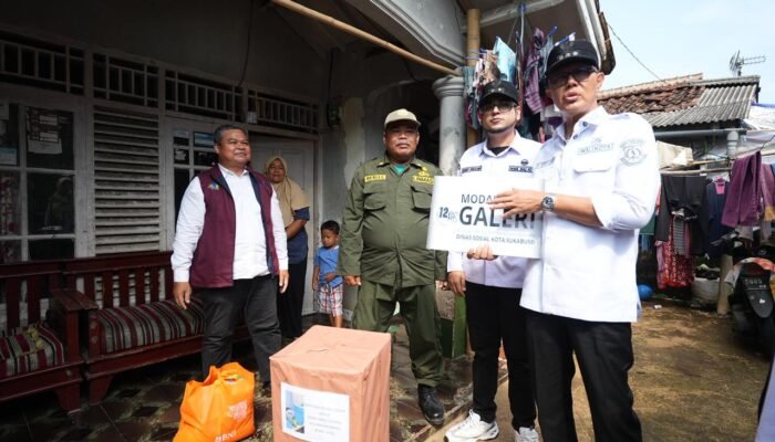 Pedagang Sate hingga Lansia di Jayaraksa Terima Bantuan dari Wali Kota Sukabumi