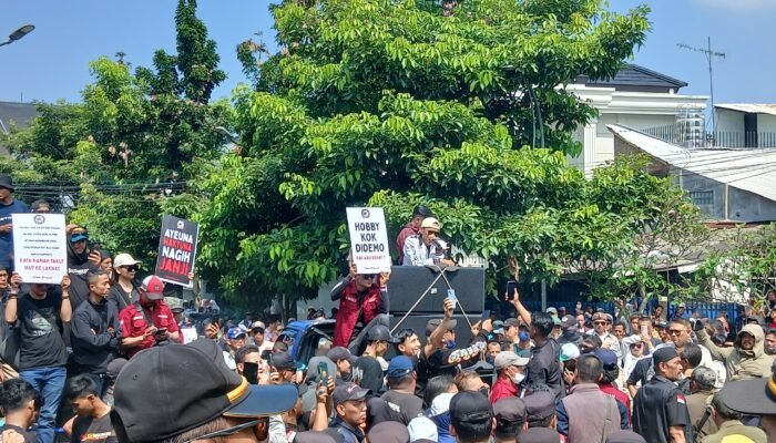 Aksi 2.6.26: Ultimatum dari Forum RT-RW, Tuntut Walikota untuk mundur