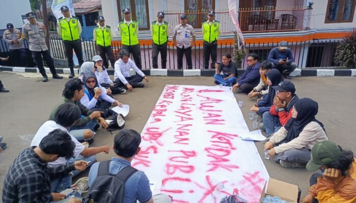 Sukabumi Krisis Listrik: Layanan Buruk Hambat Program Nasional, Lansia Miskin Dibiarkan Gelap Gulita